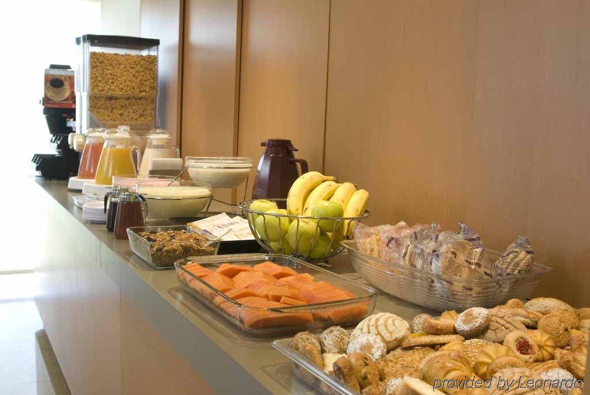 City Express By Marriott Celaya Parque Restoran gambar